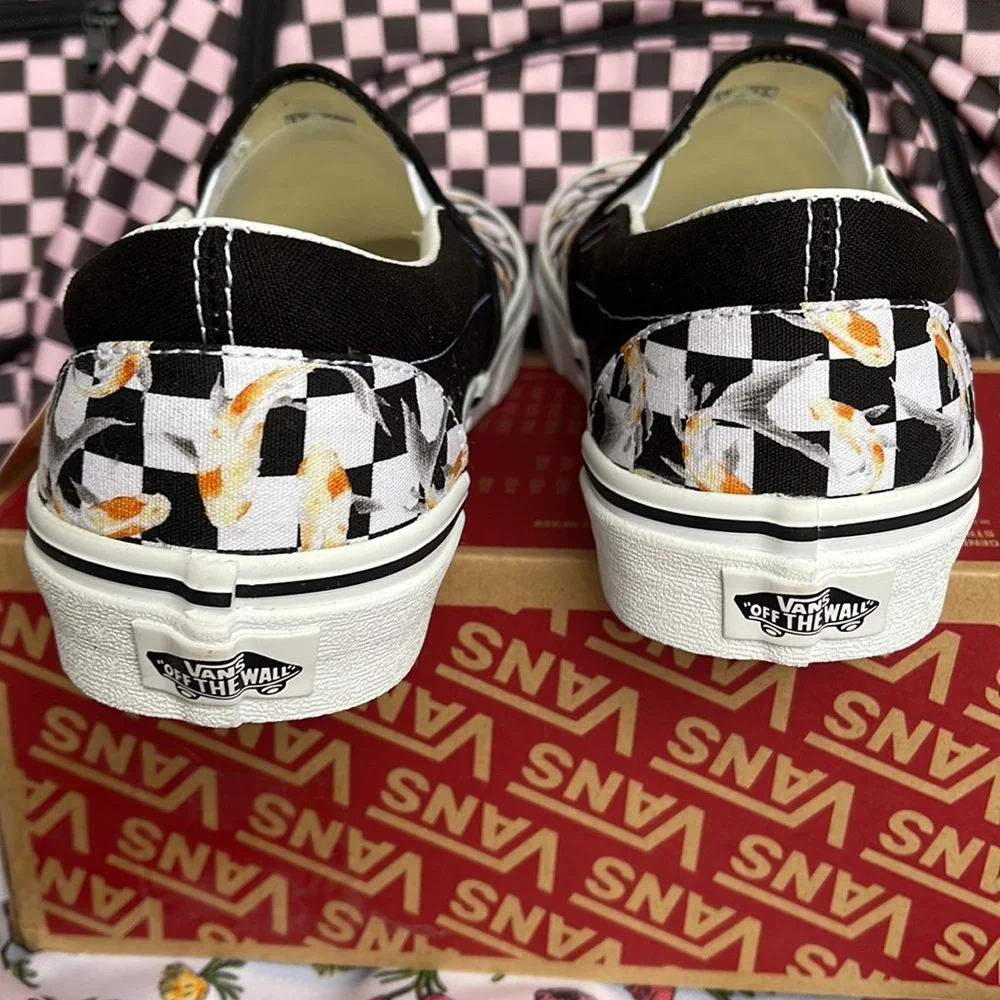 Vans WMNS Classic Slip-0n
Checkerboard Koi/Black
VN0A5JMHVG3
Sneakers - Picture 14 of 16